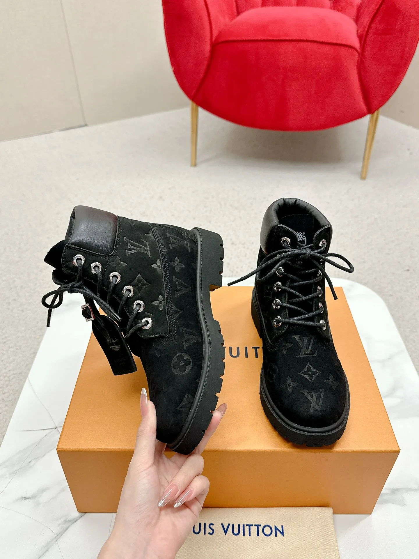 👟👟Ex-factory price 700👟👟 LV’s unbeatable co-branded Martin boots grandly launch Louis Vuitton x Timberland boots. LV x Timberland Timberland co-branded presbyopic rhubarb boots and ankle boots. LV x Timberland ankle boots are made of Monogram embossed waterproof nubuck cow leather. Relying on the brand's exquisite craftsmanship, the classic Timberland 6-inch boot shape is carefully reshaped in Italy, making an eye-catching appearance in American workwear style. Women's size 35-40 (41 is custom-made and non-refundable)
